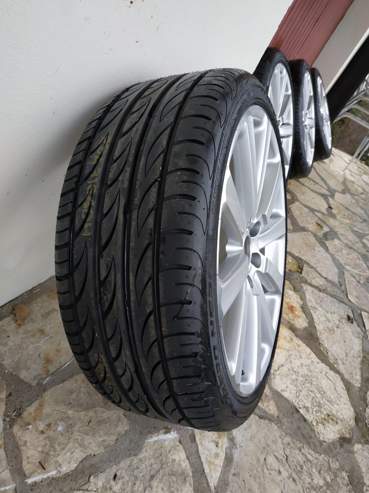 Avec c est nouveau pneu Pirelli P zéro nero GT 235/35/19
