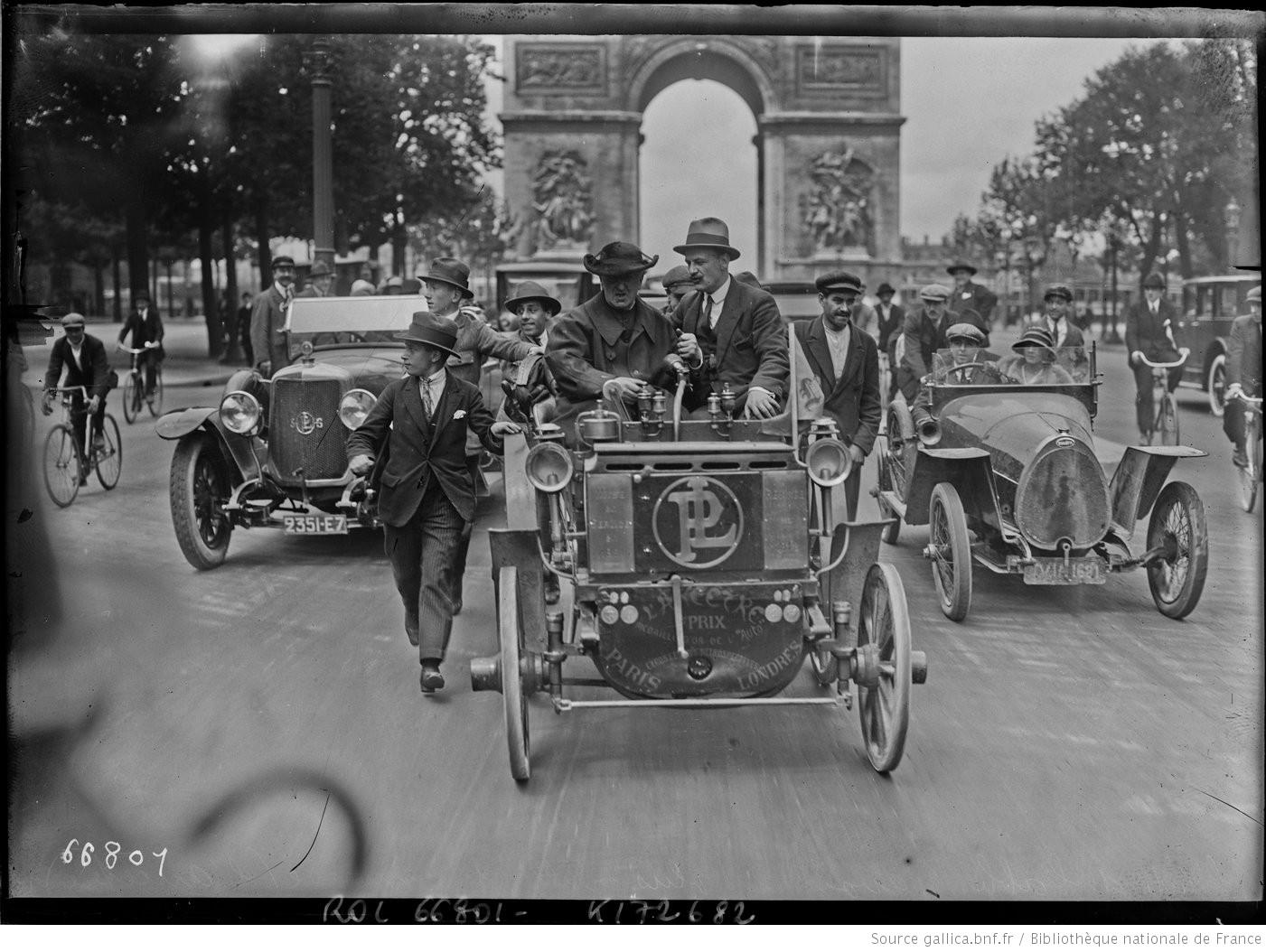 [Champs-Élysées_l'abbé_Gavois_dans_son_[...]Agence_Rol_btv1b53067837w.jpg